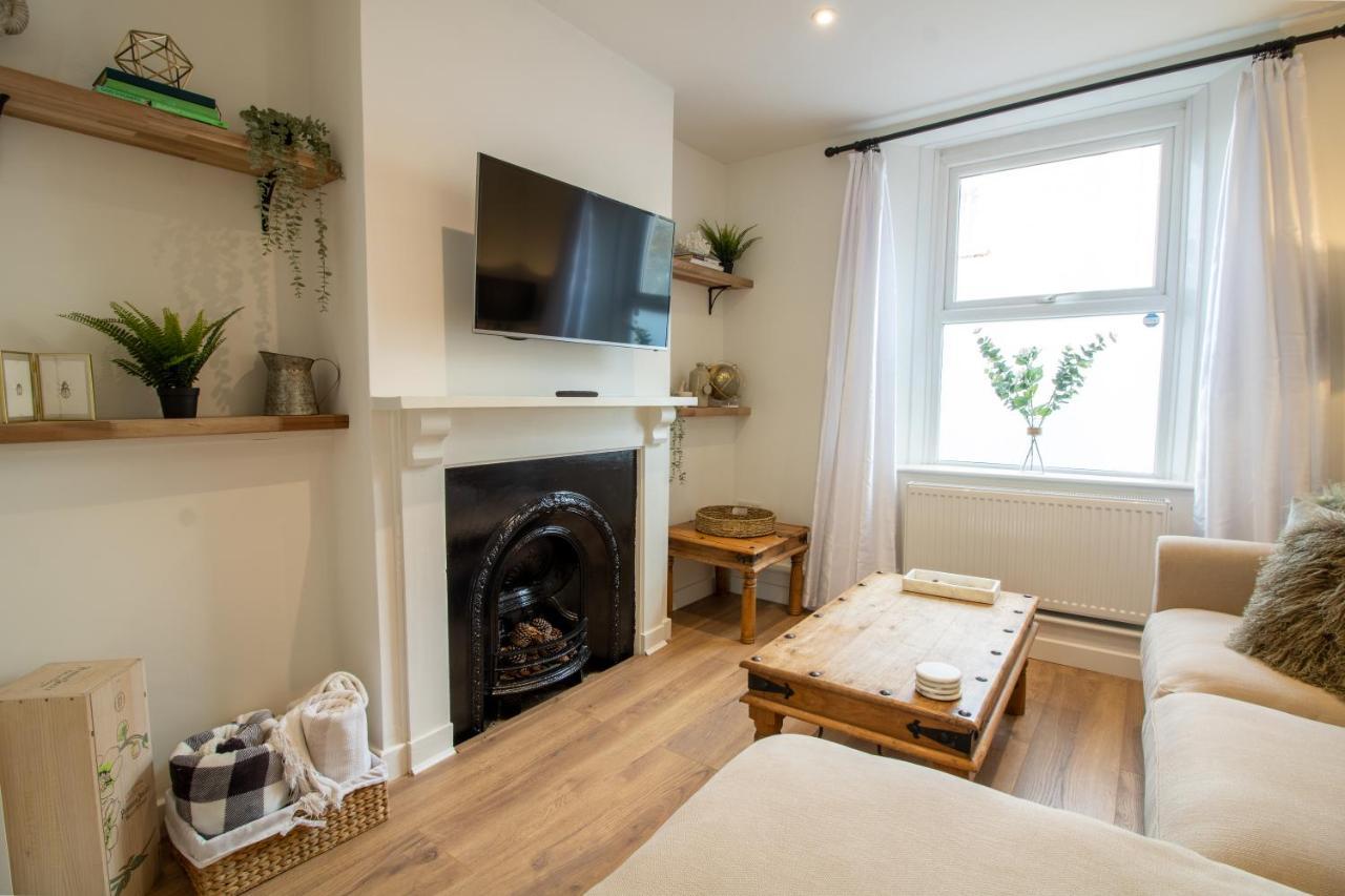 Stylish And Modern Town Centre End-Of Terrace Home Newton Abbot Εξωτερικό φωτογραφία
